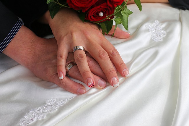 Leia mais sobre o artigo Saiba como escolher a aliança de noivado ideal