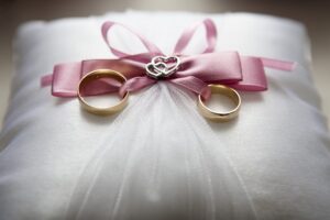 Leia mais sobre o artigo Aliança de casamento: veja como escolher a sua!